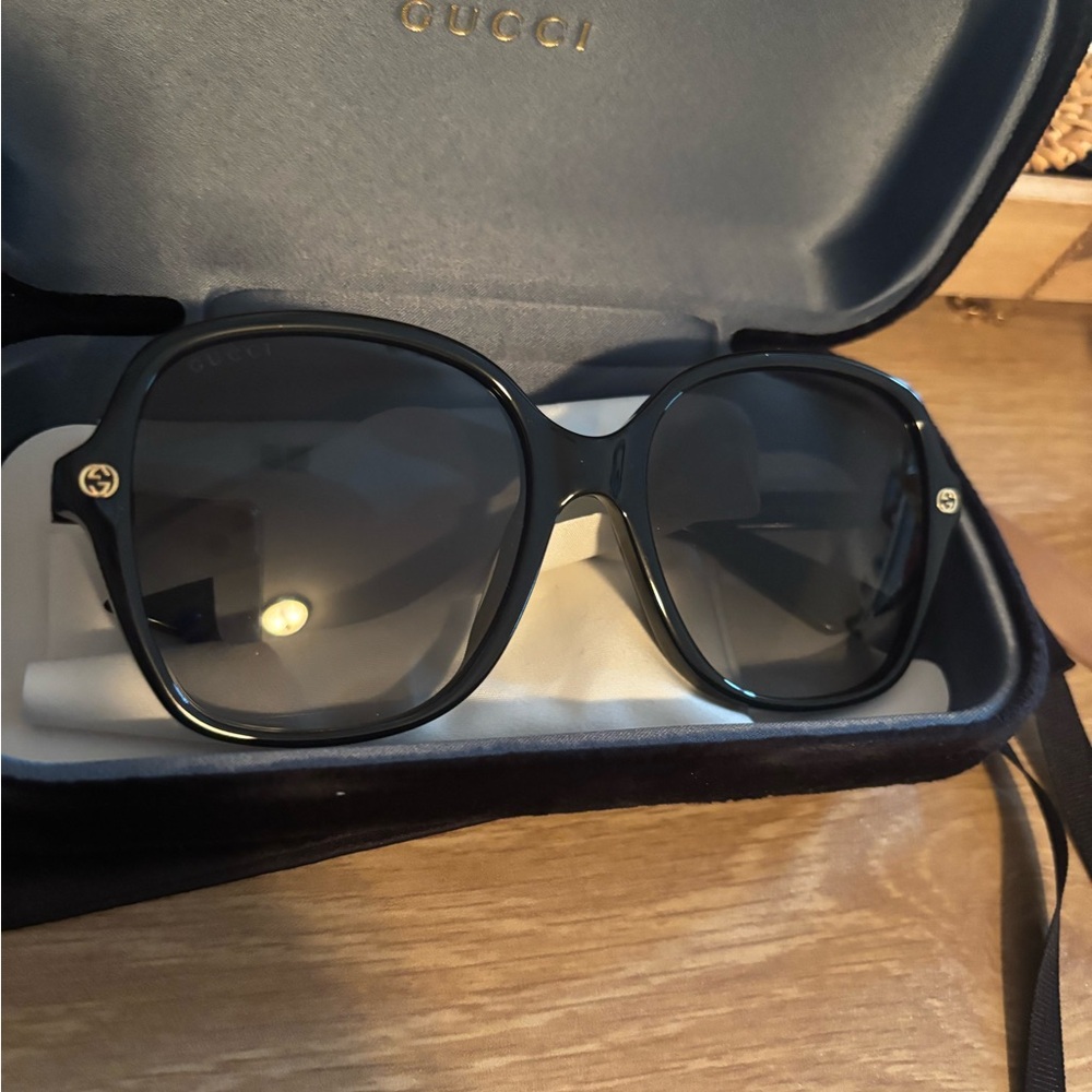 Gucci Elegant Black Sunglasses